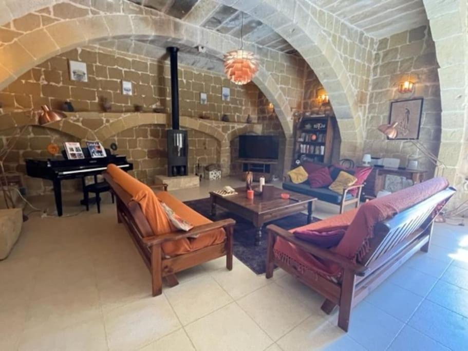 Villa Dar Dragun: Luxury 3br Bright Spacious House & Pool San Lawrenz